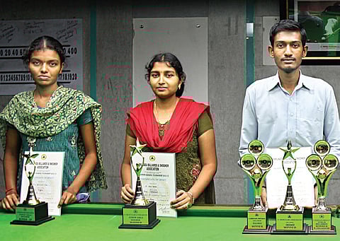 Balasubramaniam, Vinoth share lead