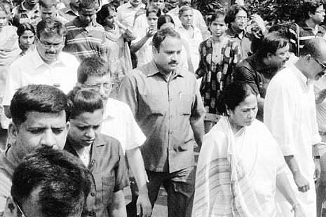 Sunil Gangopadhyay cremated