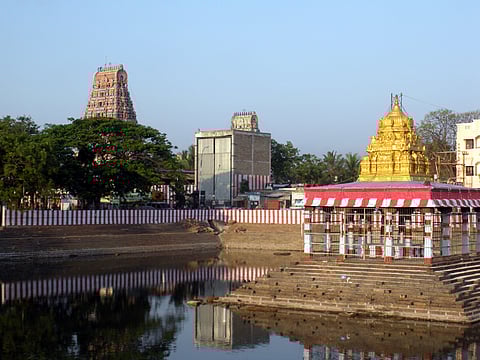 Marundeeswarar Temple and Tank glow in the morning sunlight (Image courtesy Wikimedia Commons).