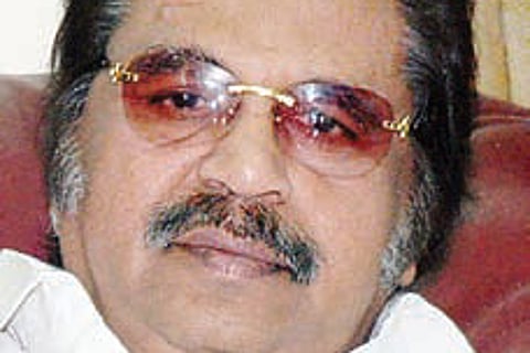 Dasari tears down Chiranjeevi, other heroes