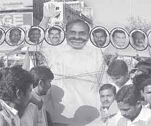 VENTING THEIR IRE: TRS activists burning Chief Minister YS Rajasekhara Reddy and rebel TRS MLAs in effigy protesting against Speaker Suresh Reddy’s ju