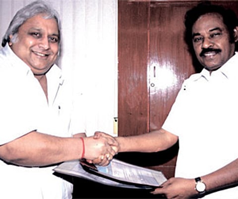 Ramkumar Ganesan, son of Sivaji Ganesan and TR Pachaimuthu, Chairman, SRM Arts and Science College exchange MOUs