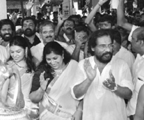 Playback singer K J Yesudas singing “vanchipattu” along with members of the palliyodams in front of the Nalambalam of Aranamula Sree Parthasarathi te