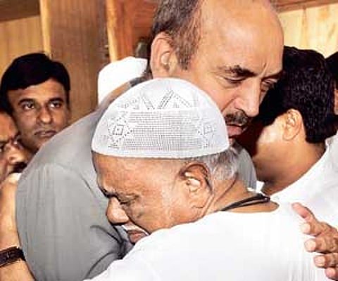 Congress leader Jaffer Sharief who lost his son Abdul Karim on Monday, is comforted by AICC general secretary Ghulam Nabi Azad in Bangalore.