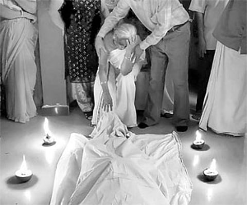 Kalamandalam Kesavan’s son Sasidharan consoling his mother Parvathy when the body was brought to his residence at Edappally in Kochi on Saturday.