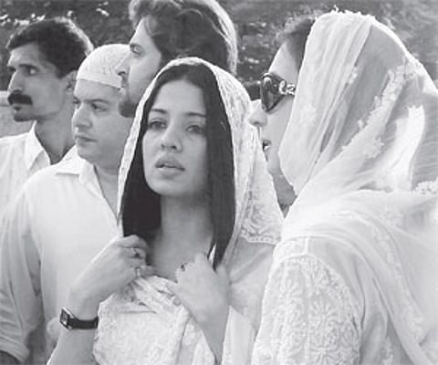 Celina Jaitley, Hrithik Roshan and Sajid Khan at the burial of Feroze Khan, who passed away in Bangalore on Monday.