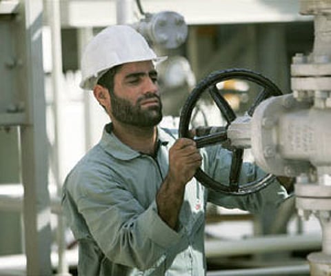 An Iranian worker works on phases 2-3 of the South Pars gas field in Assaluyeh on Iran's Persian Gulf coast in this May 27, 2006 (File photo/Reuters)
