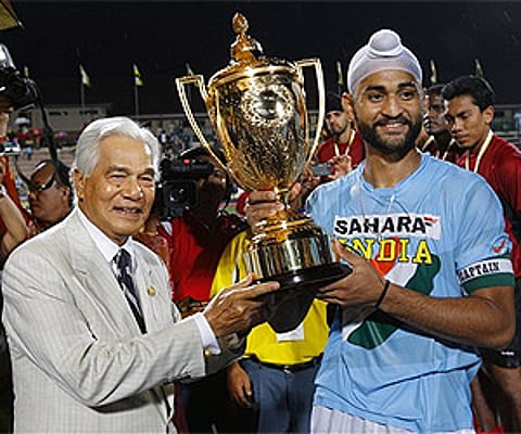 Indian captain Sandeep Singh receives the trphy from Sultan Azlan Shah. (Photo: AP)
