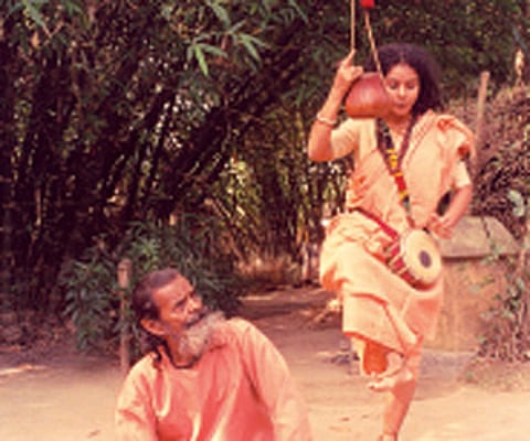 A rootless singer met a puppeteer