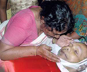 E Balanandan’s wife and CPM state committee member Sarojini bids him an emotional farewell on Monday/K Rajesh Kumar.