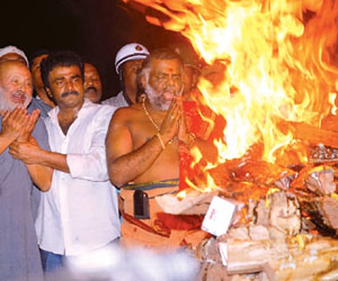 Vishnuvardhan’s funeral pyre was lit at Abhiman studio