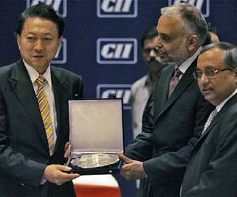 Japan's PM Yukio Hatoyama receives a memento from CII vice-president Hari S Bhartia at a business meeting in Mumbai. (Reuters)