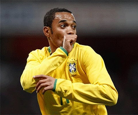 Brazil's Robinho celebrates scoring his side's second goal during the international friendly soccer match against Italy (Photo: AP)