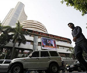People walk past the Bombay Stock Exchange building in Mumbai January 9, 2009. (Reuters)