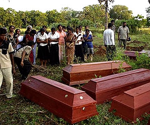 Sri Lankan Tamils at a mass burial of their relatives who were killed while fleeing the Tamil Tiger controlled territory in Vishwamadu. (Photo: AP)