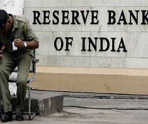 A security officer prepares to sit outside the head office of Reserve Bank of India (RBI) in Mumbai April 24, 2007. (Reuters)