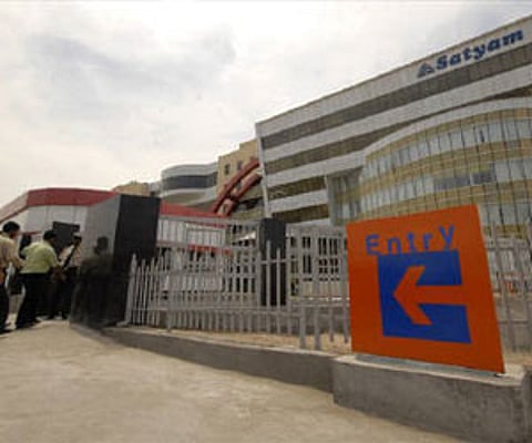 Employees of Mahindra Satyam, enter their head office in Hyderabad in this April 13, 2009. (File photo / Reuters)