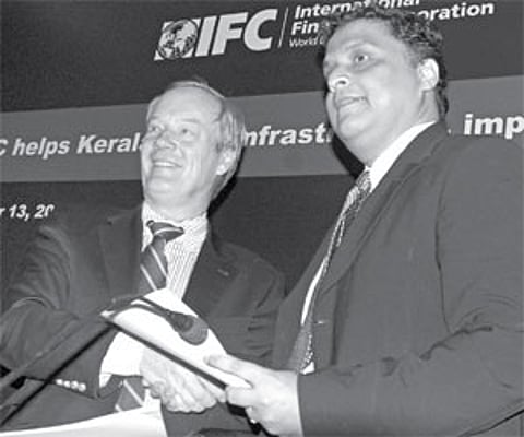 IFC Executive Vice-president Lars Thunell and Vizhinjam Port CEO and Secretary to the Government Department of Ports Sanjeev Kaushik exchanging the Mo