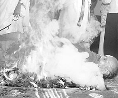 Sadhu sleeps on fire at temple in Gulbarga