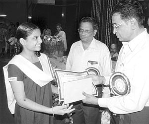 Managing director of Shanta Biotech K Varaprasad Reddy presenting best performer certificate to a student for her talent at the Children Science Congr