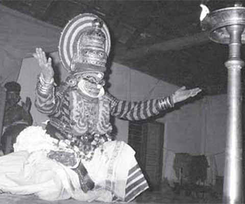 Guru Ammannur Madhava Chakyar presenting the Kailasodharanam scene in ‘Thoranayudham’ at Tripunithura in the 90s