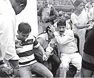 Members of a Jain family from Delhi, which lost six of its members, breaking down in front of the postmortem room at the PHC at Kumily.