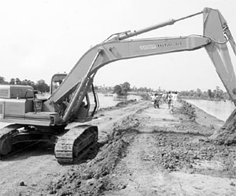 A temporary bund underconstruction to contain flood threat at Oleru in Bhattiprolu mandal in Guntur district on Wednesday.