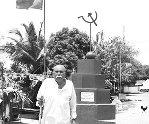Muttaiah poses near his friend and martyr Telangana Narasimhulu’s memorial at Gouravelli in Karimangar district.