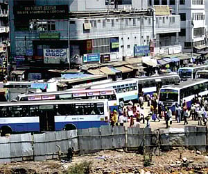 The construction of an underpass creates congestion at the market’s junction.