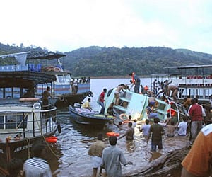 Rescue workers pull out bodies after a boat capsized in the Periyar reservoir in the remote Thekkady forest area in Kerala. (AP)