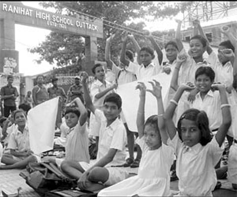 Ranihat School students staging protest (ENS)