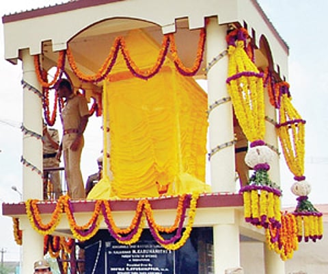 File picture of police guarding the statues of Chief Minister M Karunanidhi’s parents near the Radhapuram bus stand in Tirunelveli