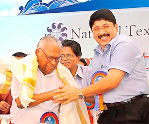 Chief Minister V S Achuthanandan greeting Union Textiles Minister Dayanidhi Maran during the inauguration of three modernised NTC mills in Thiruvanant