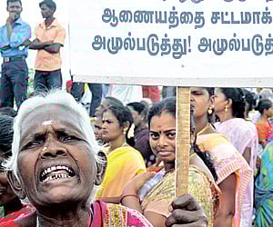 Human chain against the coastal expressway project at the Elliots Beach. ENS