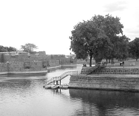 The jewel in a city of spears