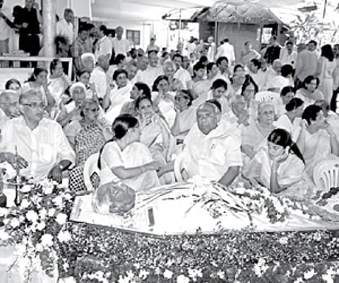 Before the last journey: The family members of Malayala Manorama Chief Editor K M Mathew beside his body before it was taken from his house at Kanhiku