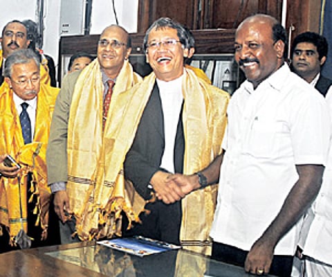 Kuala Lumpur Mayor (second from right) Ahmad Faud bin Ismail and other delegates call on Mayor M Subramanian at the city Corporation office.