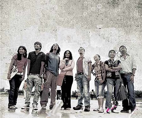 The poster of 'Inidhu Inidhu'.