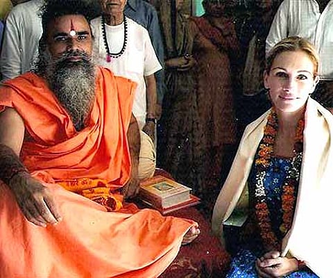 Julia Roberts with Swami Dharmdev at Hari Mandir Ashram in Pataudi on the outskirts of New Delhi (AP Photo/FILE)