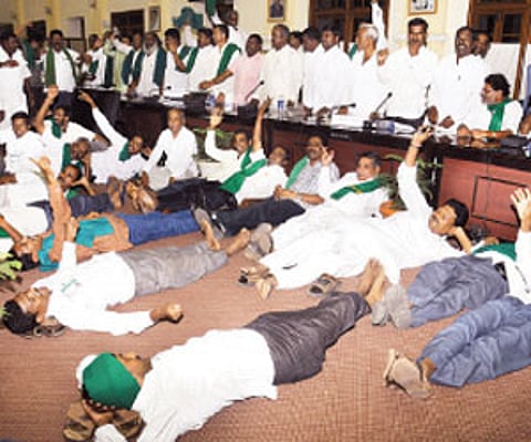 Farmer leaders staging a snap-dharna inside the conference hall of the Vidhana Soudha, demanding better prices for sugarcane | EPS