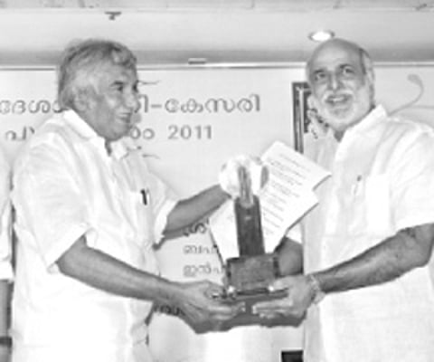 Chief Minister Oommen Chandy presenting the Swadesabhimani-Kesari Award 2011 to veteran journalist Sashikumar in Thiruvananthapuram on Monday.