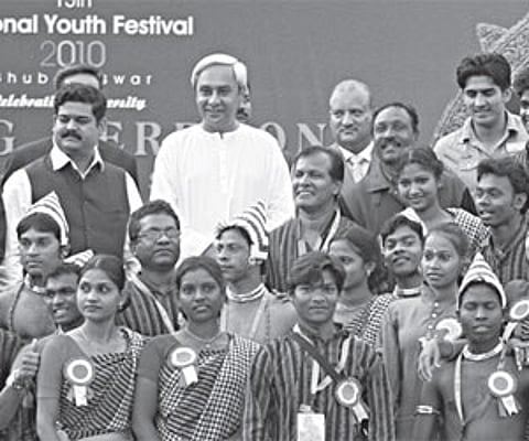 Chief Minister Naveen Patnaik, Union Minister of State for Sports and Youth Affairs PP Patil and Olympic medallist Vijendra Singh with members of the