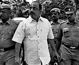 Ravi Subramanian (left), the government approver, being produced in Puducherry District and Sessions court on Thursday and Kanchi seer Vijayendra Sara