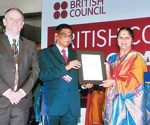 Richard Stagg and Sankar honouring Geetha Ramasubramanian and KC Padmapriya with the award