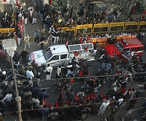 People look on as the body of former West Bengal Chief Minster Jyoti Basu is shifted to a morgue in Calcutta. AP