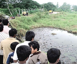 The spot where the car fell into the lake in Bellandur early on Wednesday. One person is missing | Suresh Nampoothiri