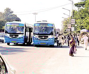 (Top) A sight at K R signal. (Above) A stop immediately after a signal near NIMHANS | SUDHAKAR JAIN