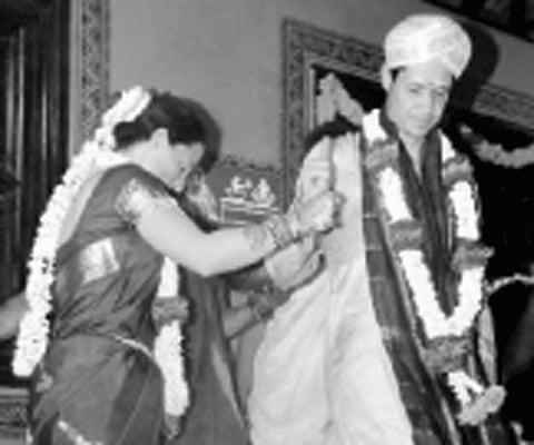 Wolfram Wintzer and Jacinta Essling take their sacred vows according to Vedic rites around the sacred fire at Panambur Beach on Thursday | EPS