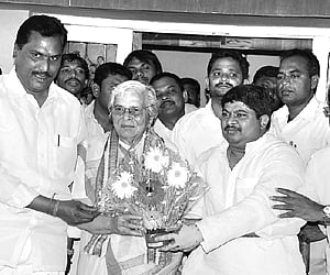 National Khadi Board chairman Kumudben Joshi being felicitated by Karimnagar MP Ponnam Prabhakar at Metpalli in Karimnagar on Sunday.