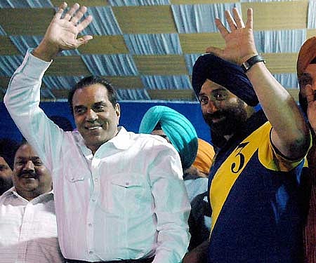 Dharmendra and Sunny Deol.(File photo)